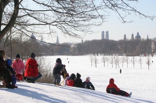 Schlittenfahren im Englischen Garten