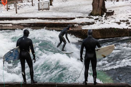 Eisbach-Surfer im Winter
