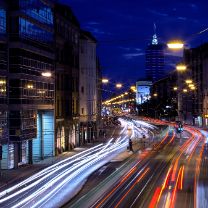 Beleuchtete und belebte Straße bei Nacht