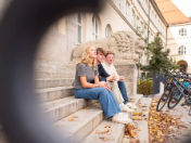 Schüler*innen auf der Freitreppe zwischen den Max-Löwen