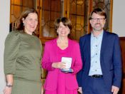 Bild: Bürgermeisterin Verena Dietl, Preisträgerin Prof. Dr. Claudia Maria Riehl und Stadtschulrat Florian Kraus posieren nach der Verleihung der Kerschensteiner-Medaille für ein Gruppenfoto.