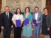 Wirtschaftsreferent Christian Scharpf, die beiden Preisträgerinnen, ein Preisträger und Bürgermeisterin Dietl