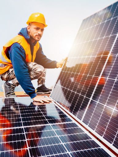 Handwerker mit PV-Anlage