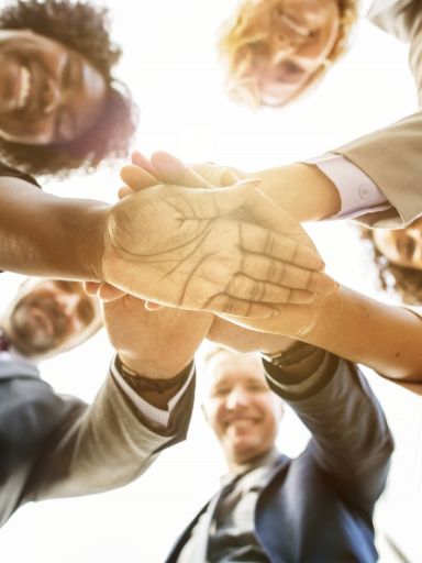 Menschen verschiedener Ethnien schlagen ein