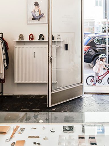 Einkaufsladen mit Bekleidung und Assesoires