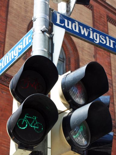 Ampeln und Straßenschilden. 