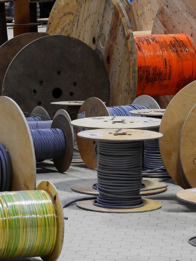 Verschiedene Kabeltrommeln mit Strom- und Wasserleitungen