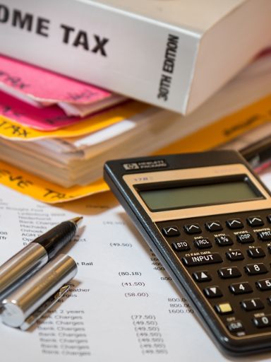 Taschenrechner, Stift und Papier