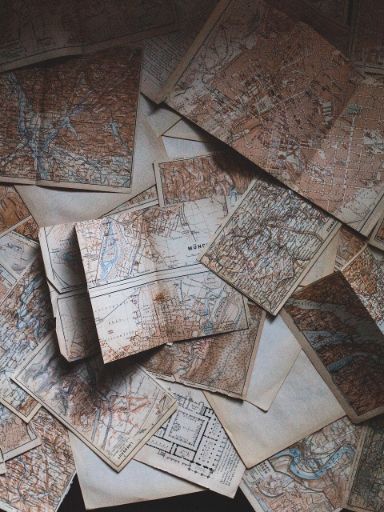 Verschieden Stadtpläne und Karten ausgebreitet 