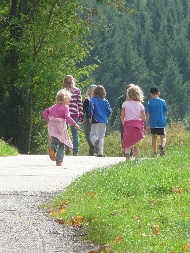 Kinder beim Ausflug in der Natur