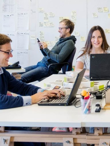 Junge Menschen in einem Start-Up