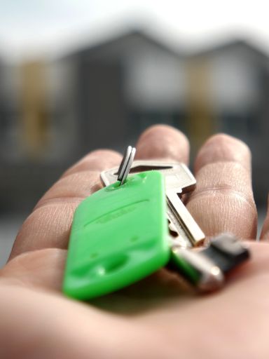 Offene Hand mit einem Wohnungschlüssel