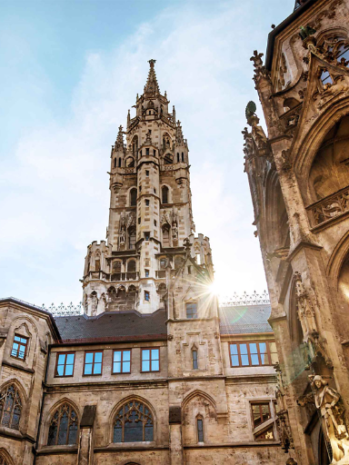 Das Münchner Rathaus mit blauem Himmel bei Sonnenschein