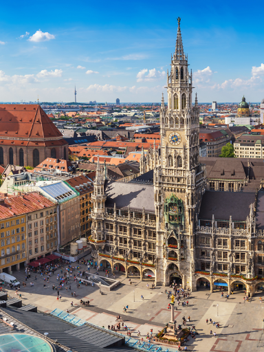 Panoramafoto vom Münchner Marienplatz mit der Frauenkriche von oben