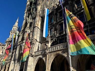 Neues Rathaus München, davor Flaggen der Internationalen Wochen gegen Rassismus