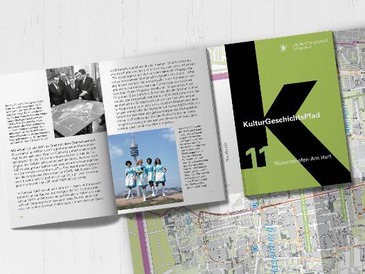 Fotografie der aufgeschlagenen Broschüre des KulturGeschichtspfades Milbertshofen-Am Hart