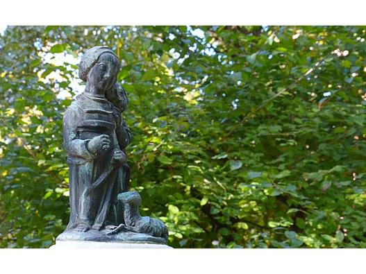 Skulptur im Friedhof Neuhausen