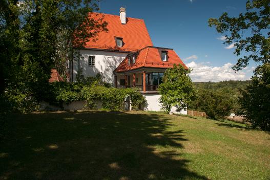 Blick vom Garten auf das Schloss