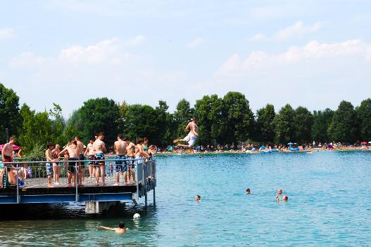 Steg voller Badender im Sommer am Lussee